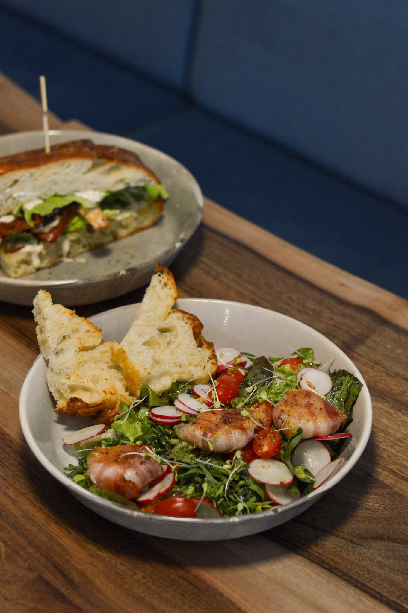 salat_kamzajitolomouc_caffeopera.jpg
